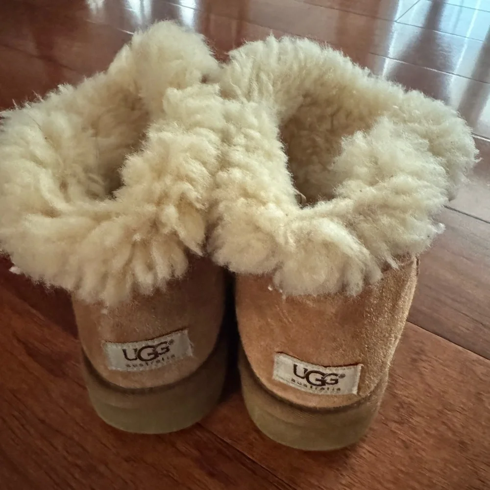 UGG Mini Bailey Button II